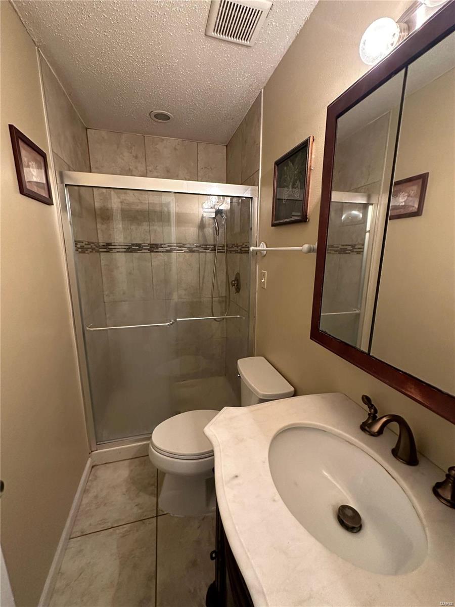 Florissant, Missouri 63033, United States, 3 Bedrooms Bedrooms, ,3 BathroomsBathrooms,Residential,Pending,40064