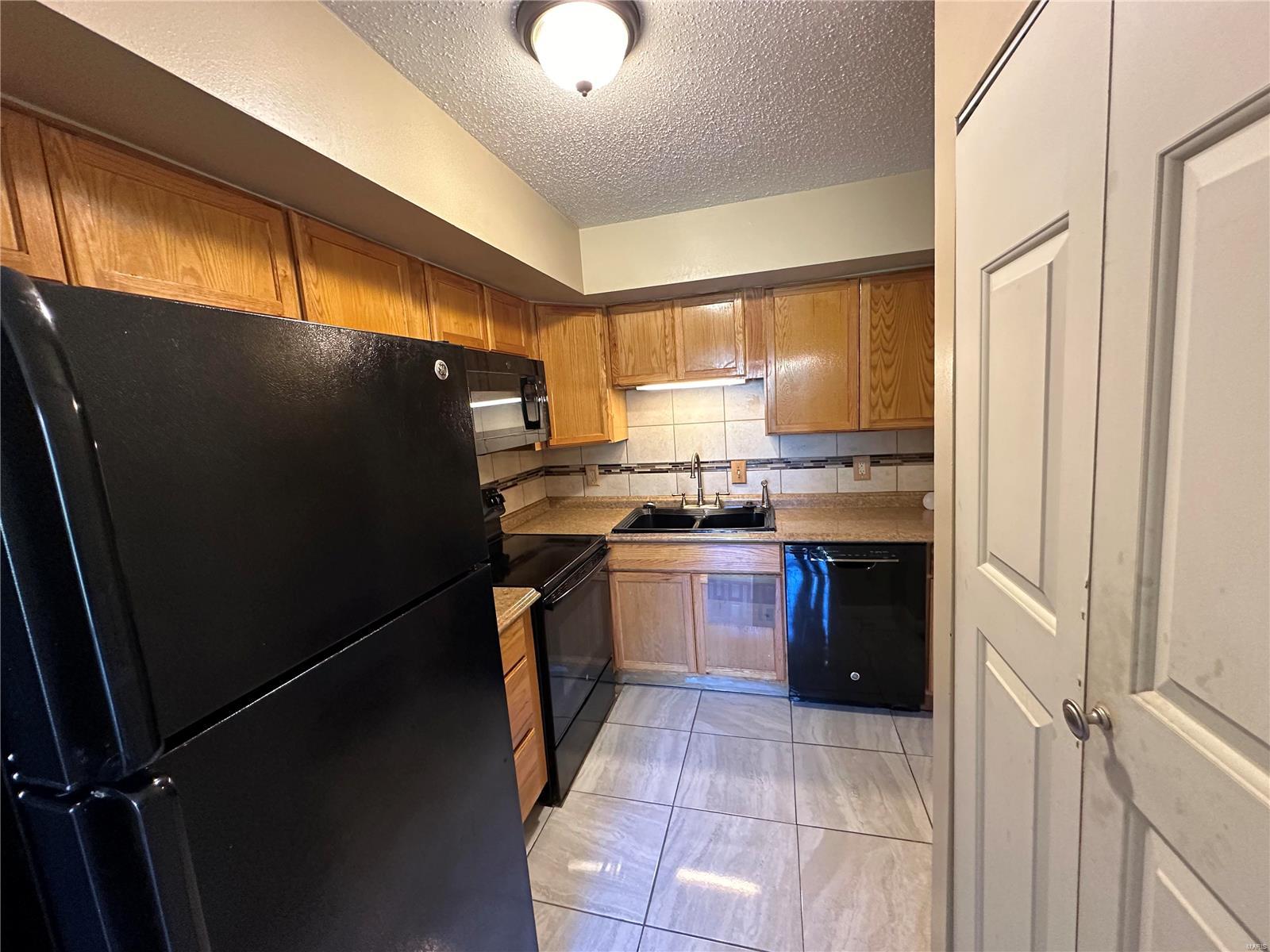 Florissant, Missouri 63033, United States, 3 Bedrooms Bedrooms, ,3 BathroomsBathrooms,Residential,Pending,40064