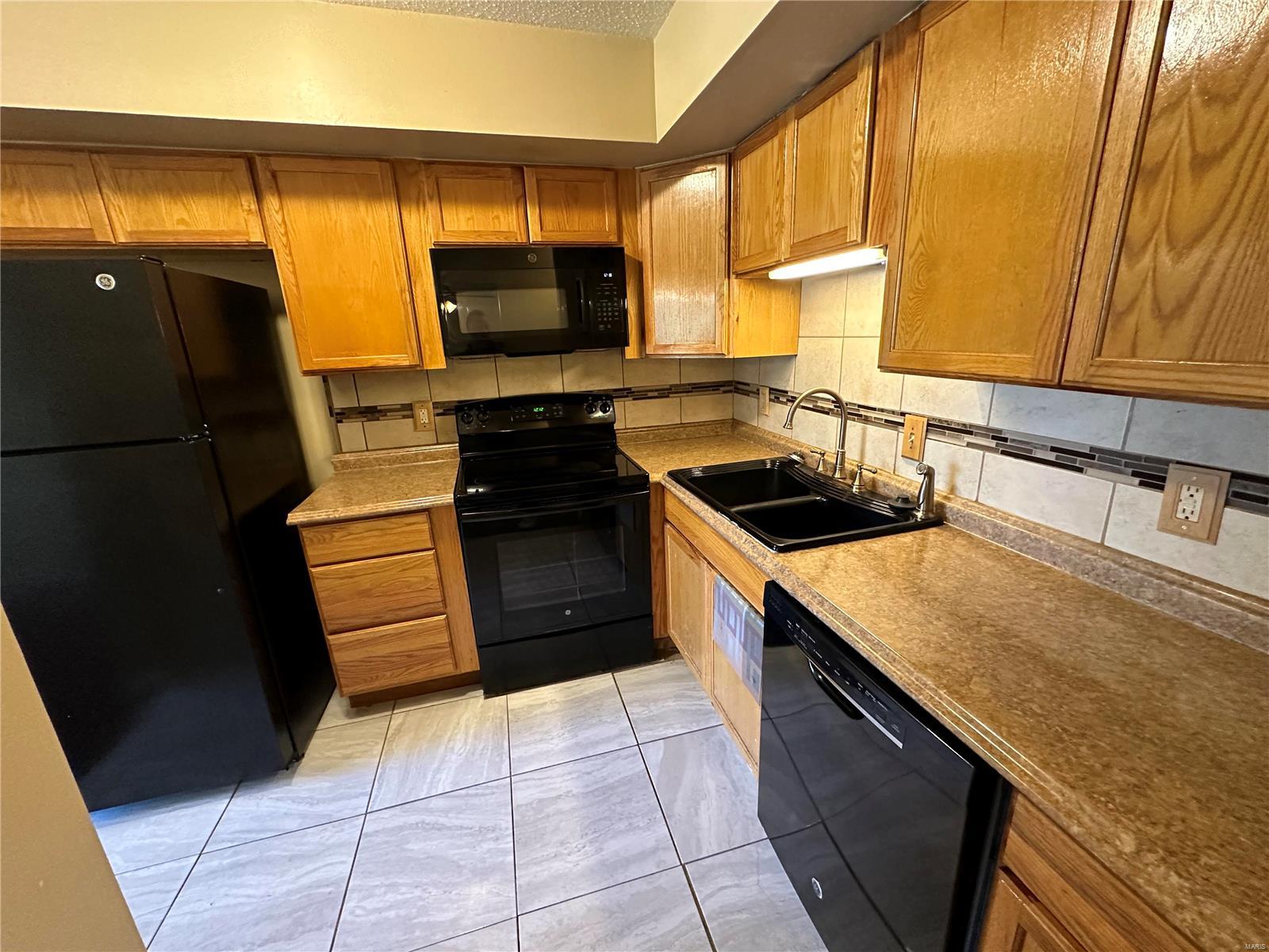 Florissant, Missouri 63033, United States, 3 Bedrooms Bedrooms, ,3 BathroomsBathrooms,Residential,Pending,40064