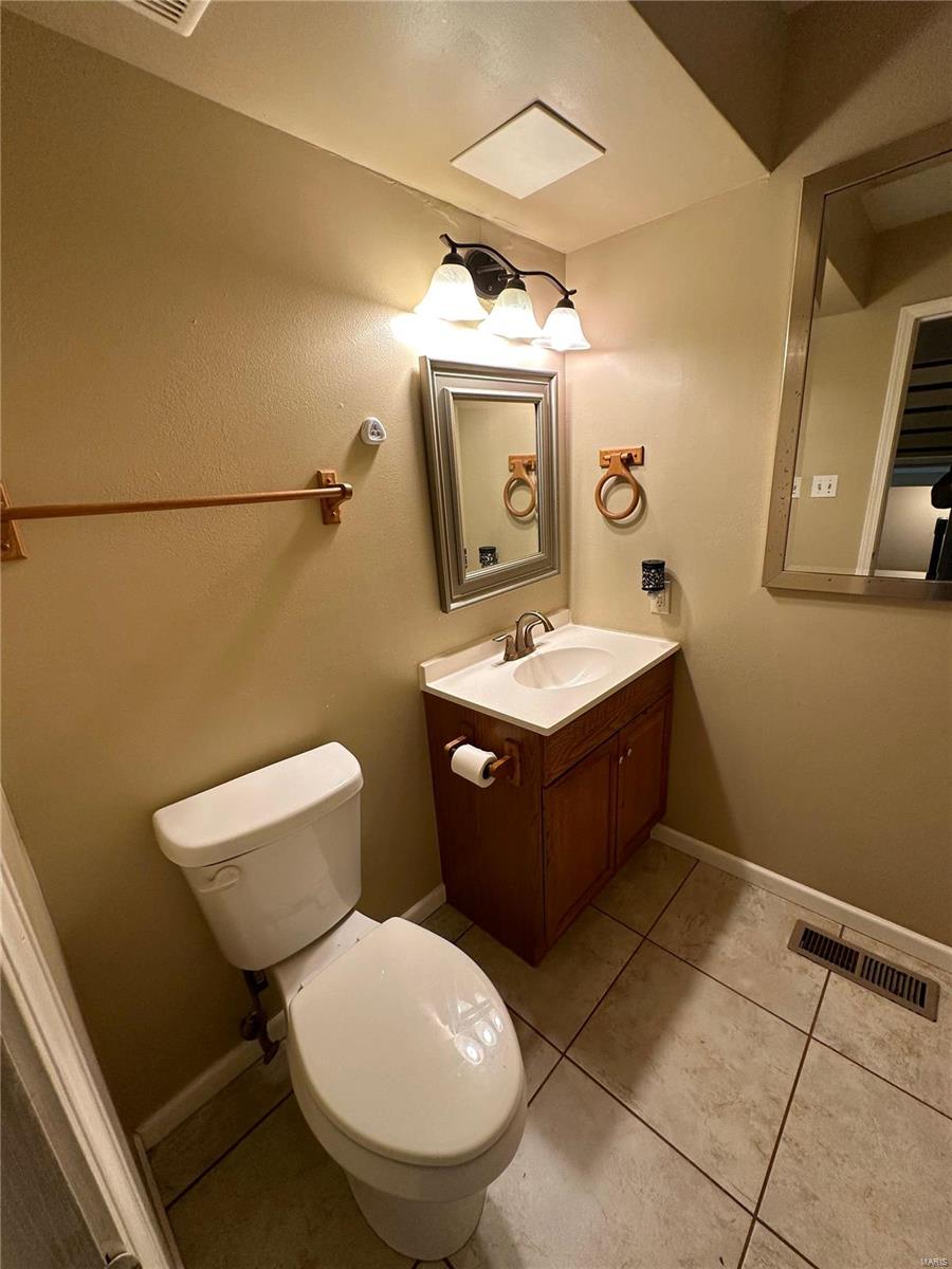 Florissant, Missouri 63033, United States, 3 Bedrooms Bedrooms, ,3 BathroomsBathrooms,Residential,Pending,40064