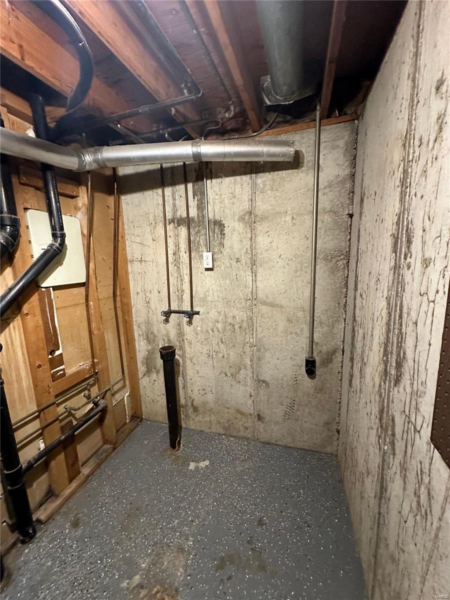 Florissant, Missouri 63033, United States, 3 Bedrooms Bedrooms, ,3 BathroomsBathrooms,Residential,Pending,40064