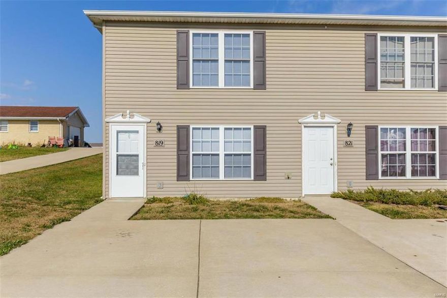Great opportunity for Investors! These 6 townhome units located just moments away from downtown Warrenton are available for an amazing package price. Don't miss out! All units are currently occupied with a waiting list - Positive Cash Flow From Day One!! Units have In-unit MFL, a large living area, an eat-in kitchen, and a sliding glass door leading to private patio space. Rents currently range from $750-$850; rental prices have not been recently increased so at end of lease terms you can adjust accordingly. Low HOA fees of $50 per unit per month. Fees cover trash and lawn care. Properties are agent-owned. Call today and schedule a showing!