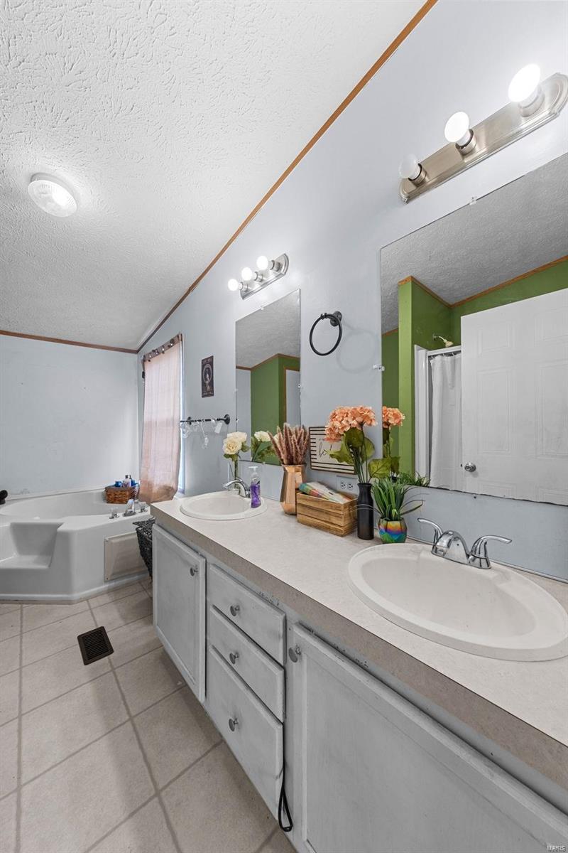 Winfield, Missouri 63389, United States, 3 Bedrooms Bedrooms, ,2 BathroomsBathrooms,Residential,Pending,1393