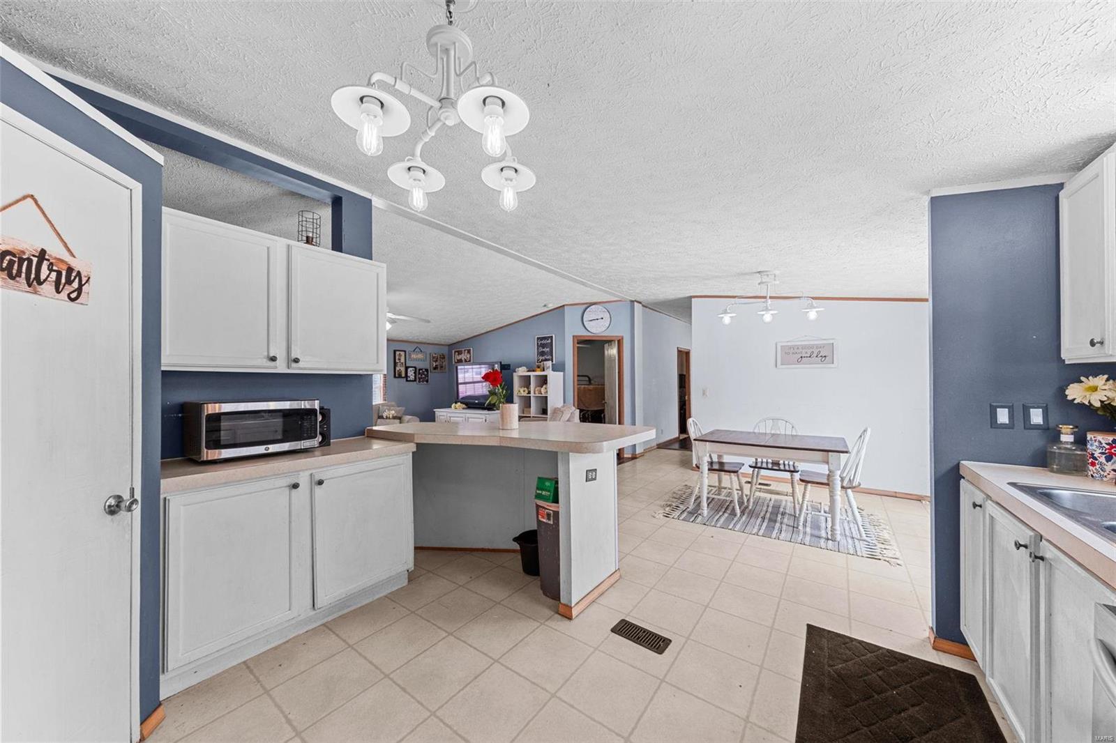 Winfield, Missouri 63389, United States, 3 Bedrooms Bedrooms, ,2 BathroomsBathrooms,Residential,Pending,1393