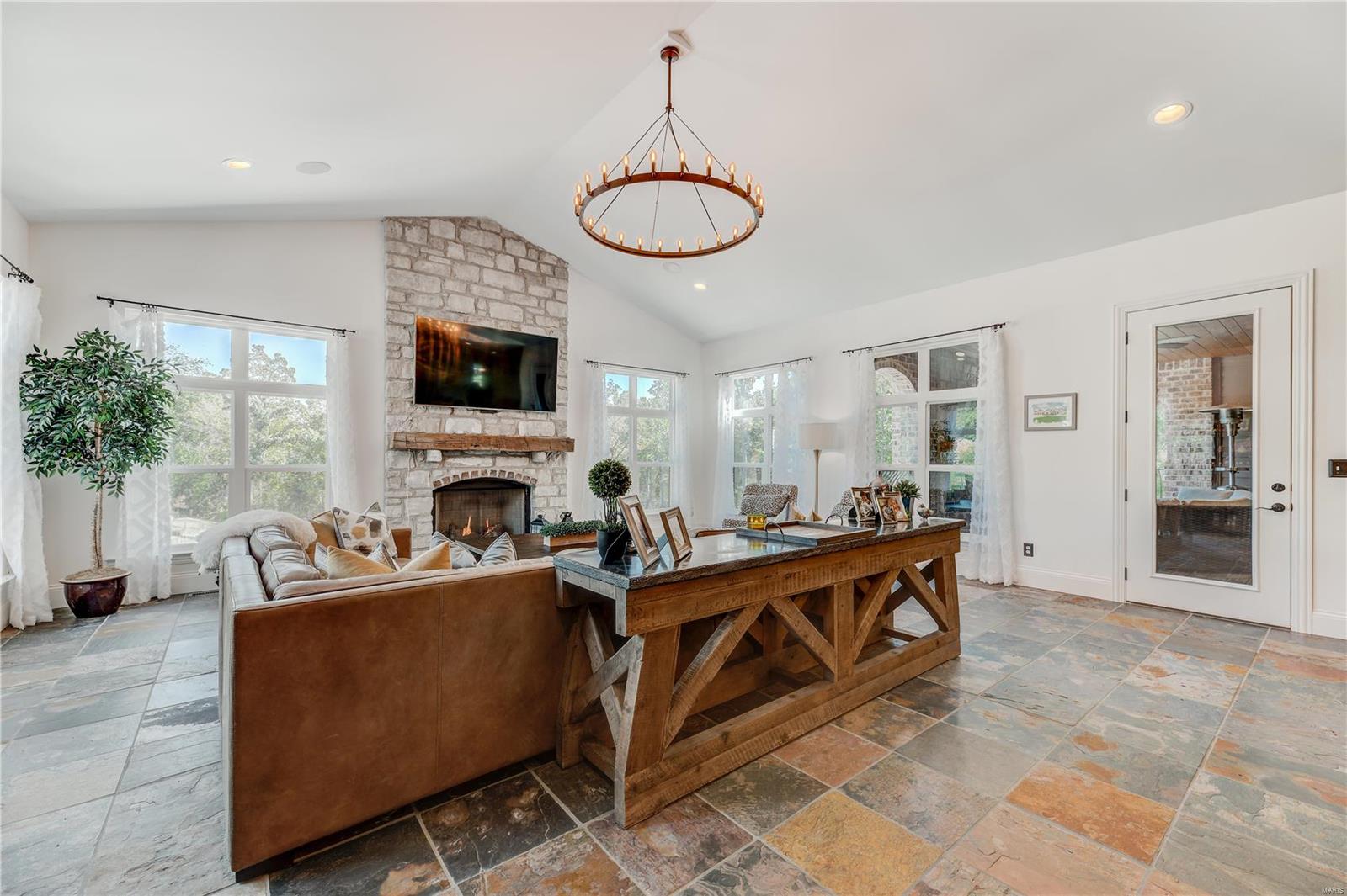 Stonehenge Manor 1 - Residential