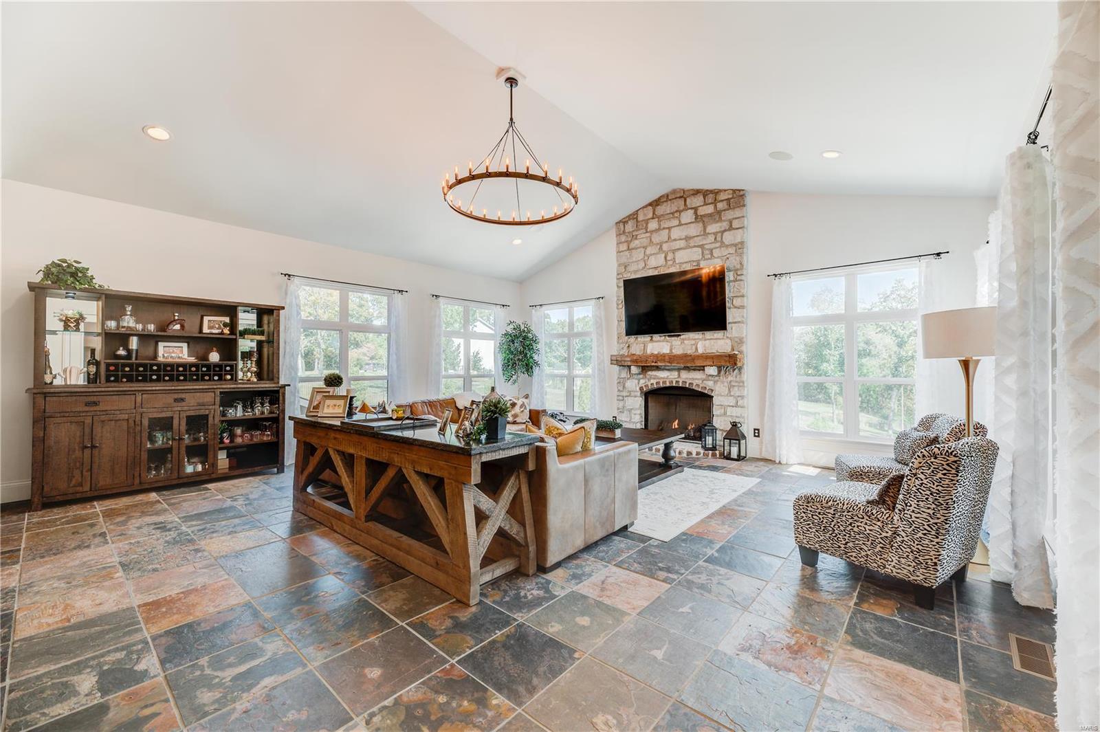 Stonehenge Manor 1 - Residential