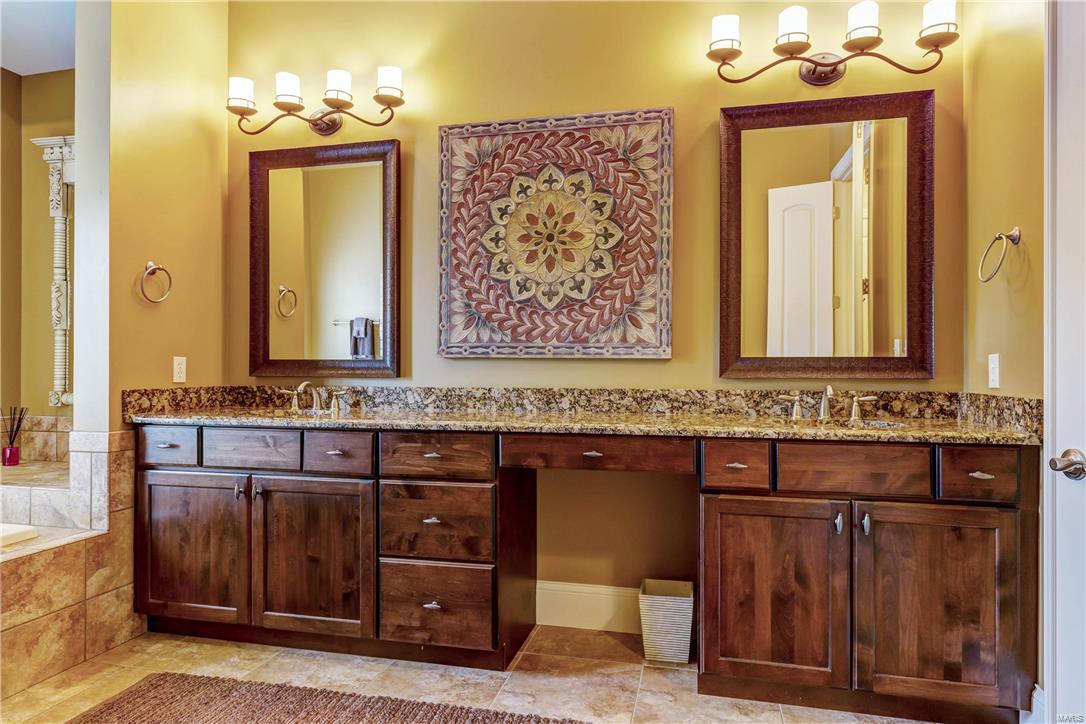 Ladue Court Villas - Residential