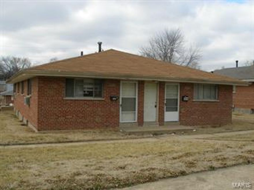 FOR SALE. 
3857 Wisconsin Ave. 63118. 
4 unit apartment building (ranchette style units).  
Located in Marine Villa, south of Anheuser Busch and east of Benton Park, near S Jefferson, S Broadway, & I-55.  
2,313 SF Apartment Building.  
.17 Acre (+/-) lot.  
Individually metered electric and gas.  
Central gas heat / in-wall air conditioning.  
Some hardwood flooring, Brick Exterior.  
Washer / Dryer Hookup.  
Shared basement.   
1 bedroom / 1 bath units.  
Built in 1959.  
A must see.