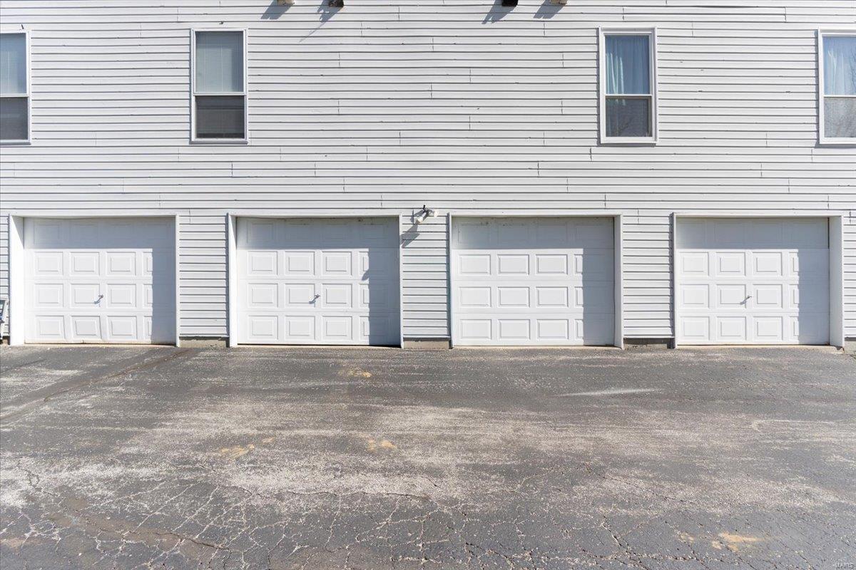 Ballwin, Missouri 63021, United States, 2 Bedrooms Bedrooms, ,2 BathroomsBathrooms,Residential,Pending,92584