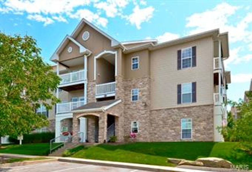 Welcome to the Boulders at Katy Trail! Fantastic 1 bedroom 1 bath condo now available for sale. Top floor unit with a great view. The sun filled modern kitchen offers electric stove, refrigerator, dishwasher, disposal, granite counters, 42" custom cabinetry, breakfast bar, wine rack, and more! Spacious open living room with 9' coffered ceilings accented by crown molding. Enjoy your morning coffee out on the private balcony. Impressive master bedroom with large walk in closet and ceiling fan. Arched hallway leads to center hall bath with over-sized    vanity. Convenient in-unit laundry with washer and dryer included. Tons of amenities! Choose between the indoor or outdoor pool. Enjoy the clubhouse, billiards room, mini theater, or business center. Super location just off the Page Extension. See this one today! Location: Upper Level