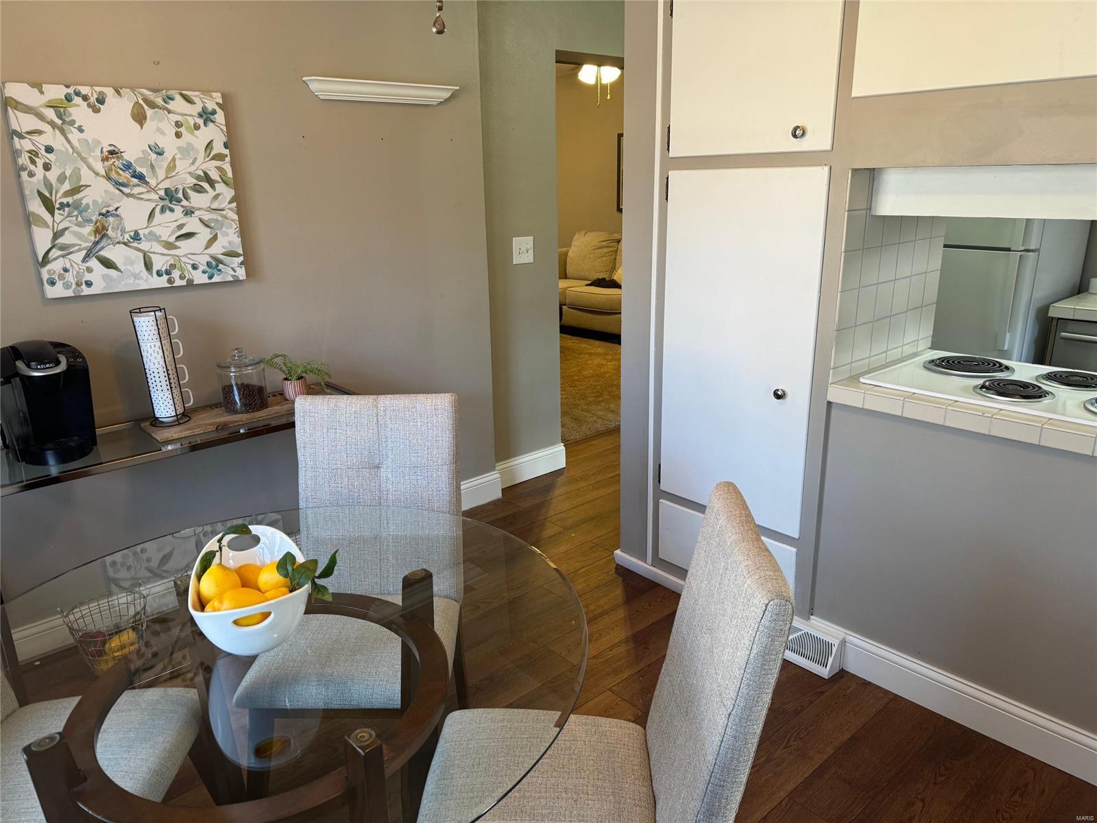 Alton, Illinois 62002, United States, 3 Bedrooms Bedrooms, ,2 BathroomsBathrooms,Residential,Pending,23711