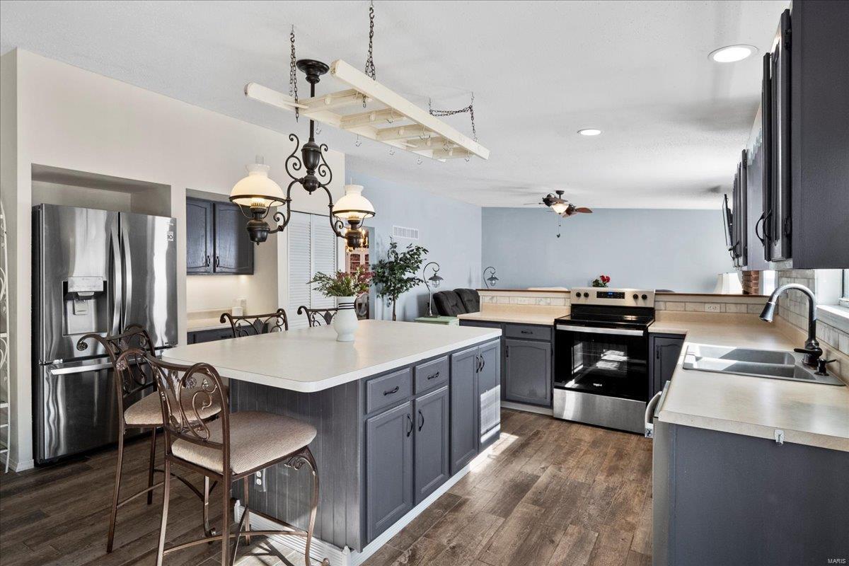 Fenton, Missouri 63026, United States, 3 Bedrooms Bedrooms, ,3 BathroomsBathrooms,Residential,Pending,654