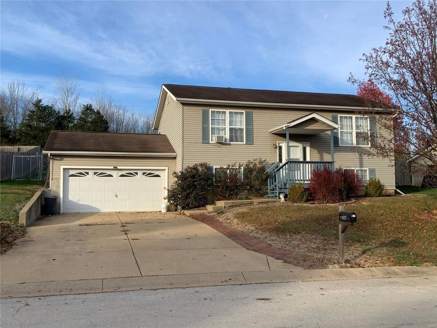 Lotta house for the money here!!  3 bedroom, 2 bath, and very spacious!!  Upper level has nice kitchen, dining, living room and huge master suite!!  Lower level has family room, full bathroom and 2 additional bedrooms.  Perfect for a growing family!!  2 car attached garage. Additional Rooms: Mud Room