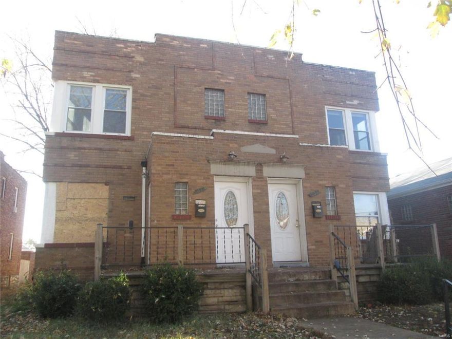 Condo living in the city!  Just moments from anywhere in St. Louis.

Your new condo on the 2nd floor offers two bedrooms, one bath and additional storage space in the basement including laundry hook ups.  

The unit offers hardwood flooring and ceiling fans in the dining area and bedrooms and one garage space.

Schedule your appointment and take a look at this one soon.  Its priced to sell quickly! Location: City, Upper Level