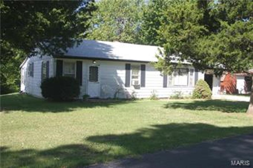 Great house for the person on a budget! Perfect rental, or add a little TLC and call it home.  So many options for the price.  This 2 bed home (possible 3rd if you add a closet).  Almost an acre of park like yard.  Septic is less than 10 years old and architectural roof less than 5.  2  car garage that lets you stay dry in the rain.  Seckman school district.  What else does this place offer.  Country peace and quiet, dead end paved road and close to shopping and restaurants.  REALLY???!?!?!?!  Yes come see it and buy it today.  All offers will be reviewed at 3PM on Sunday Sept 10th.  Write acceptance time with that in mind.