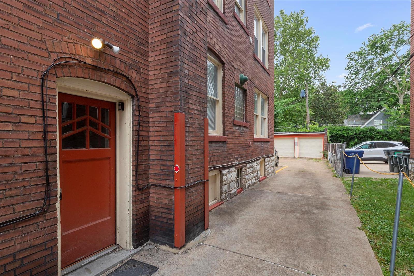 Debaliviere Place - Residential Income