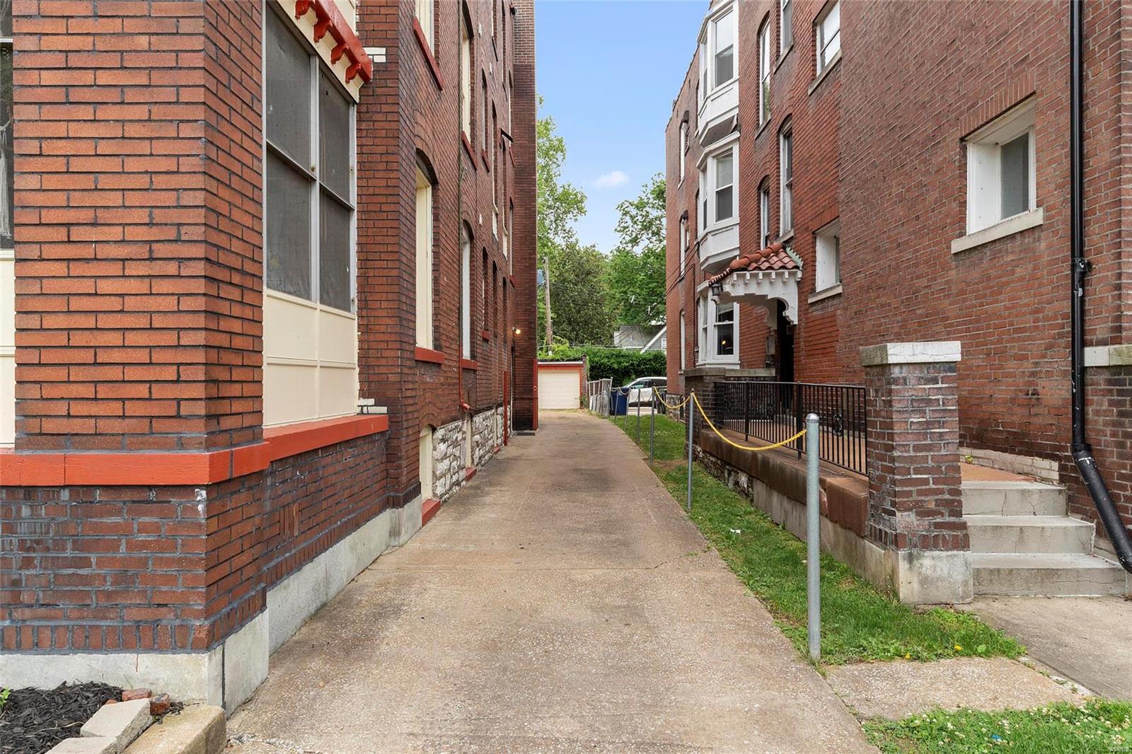 Debaliviere Place - Residential Income