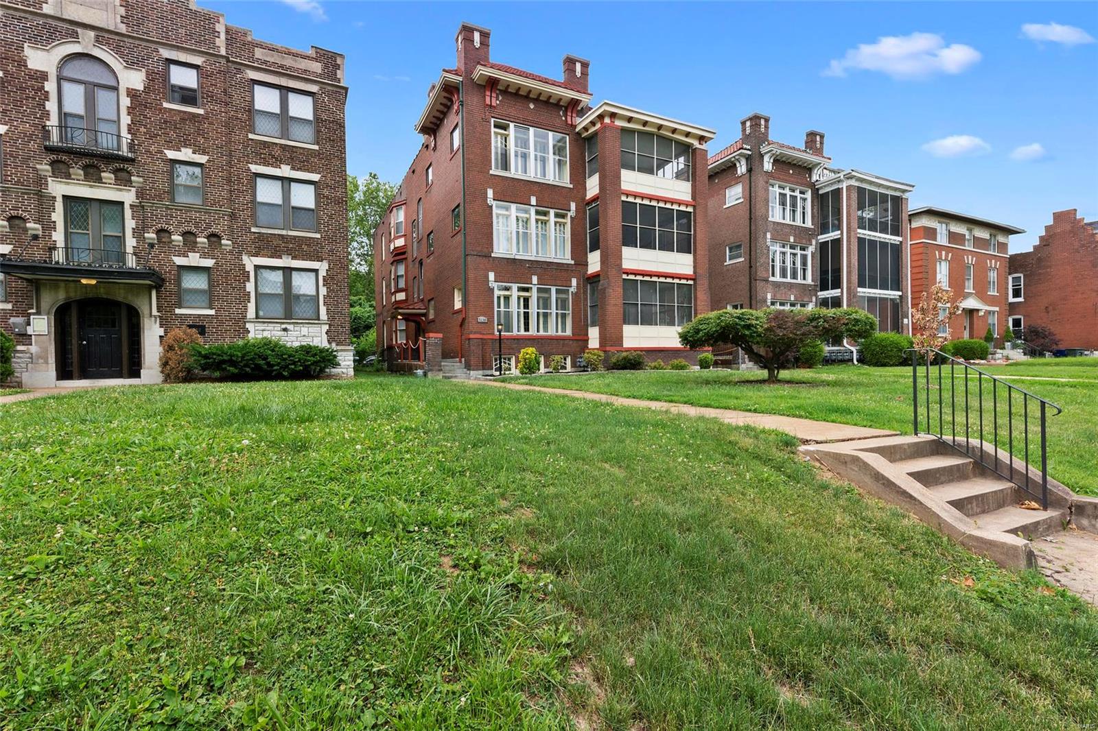 Debaliviere Place - Residential Income