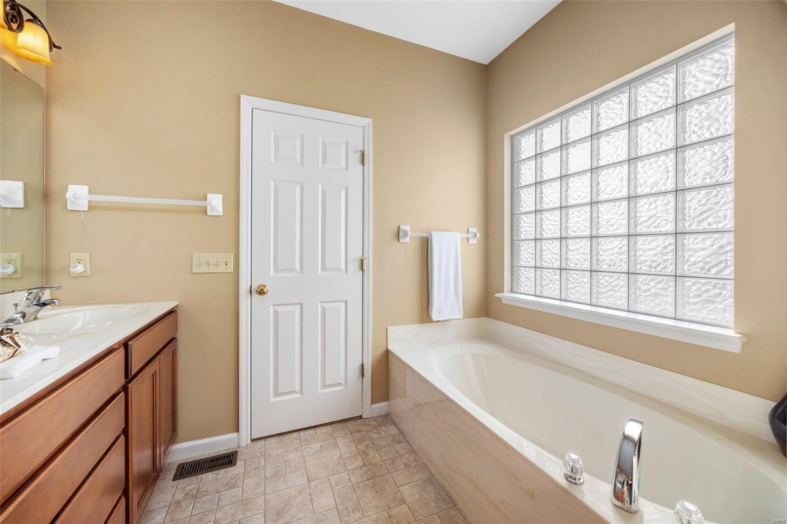 Lake St Louis, Missouri 63367, United States, 3 Bedrooms Bedrooms, ,2 BathroomsBathrooms,Residential,Pending,29722