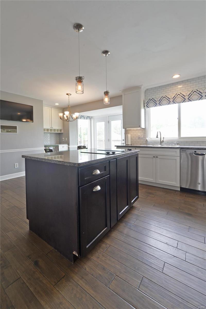 St Louis, Missouri 63128, United States, 3 Bedrooms Bedrooms, ,4 BathroomsBathrooms,Residential,Pending,5139