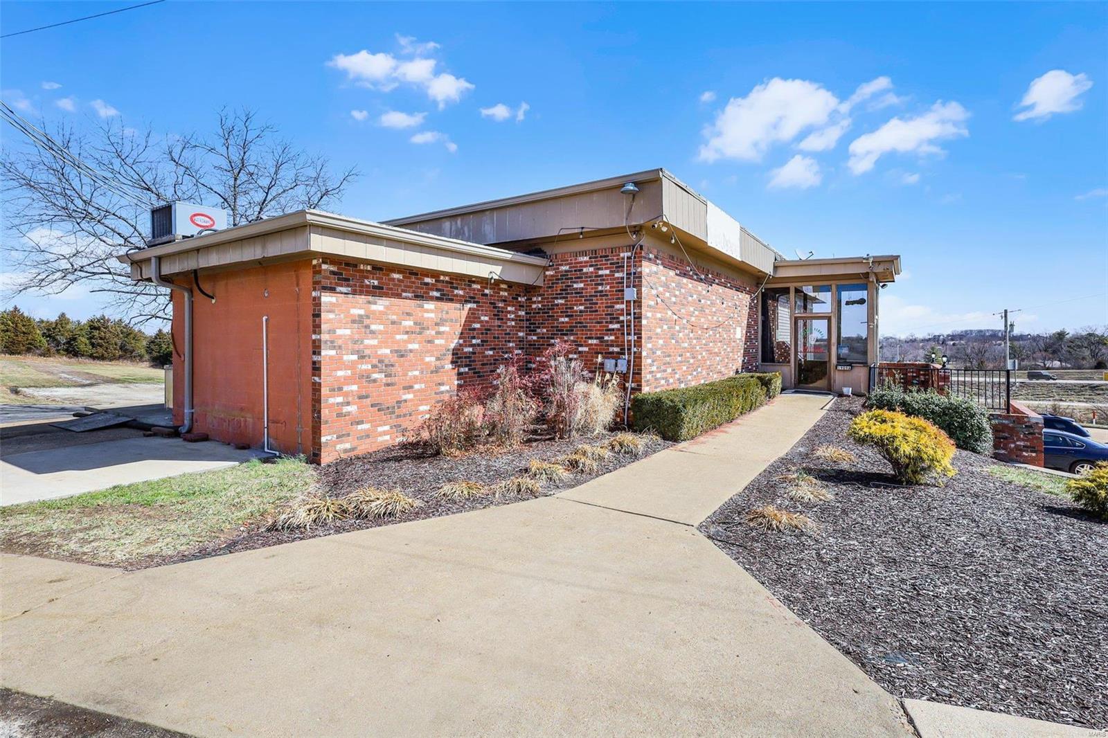 1909 N Service Rd E