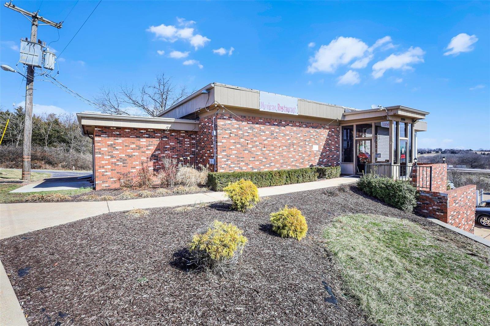 1909 N Service Rd E