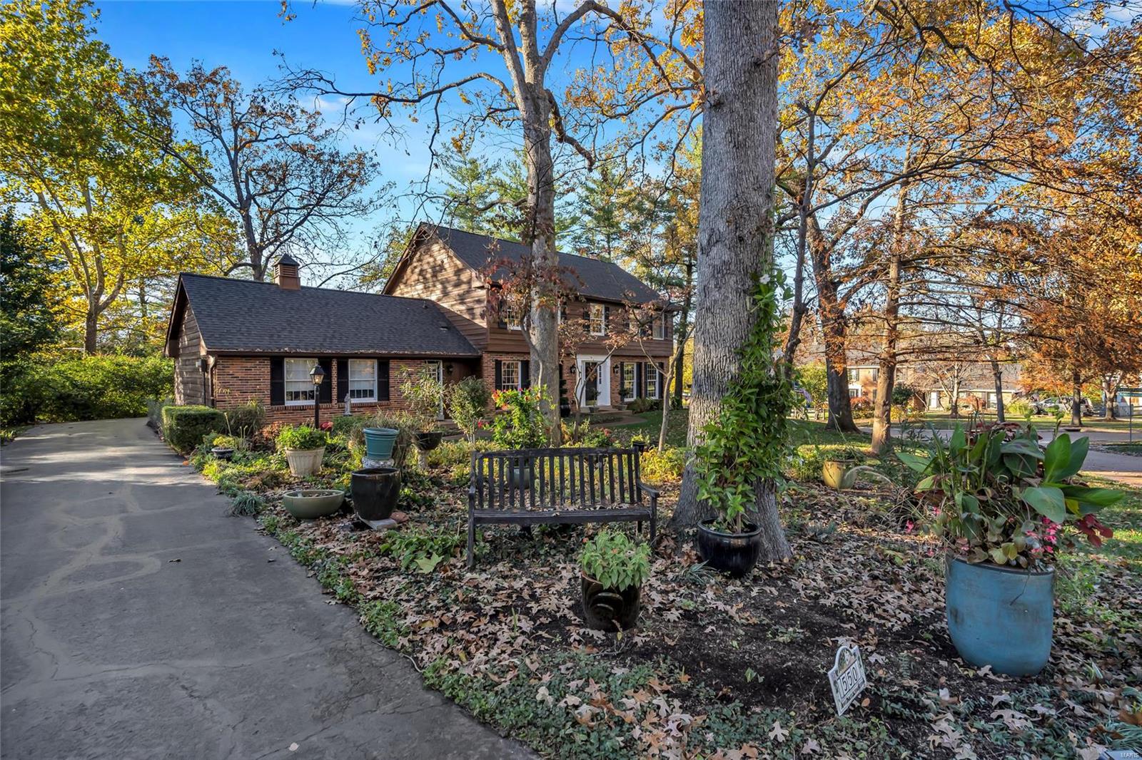 Webster Groves, Missouri 63119, United States, 4 Bedrooms Bedrooms, ,3 BathroomsBathrooms,Residential,Pending,33617