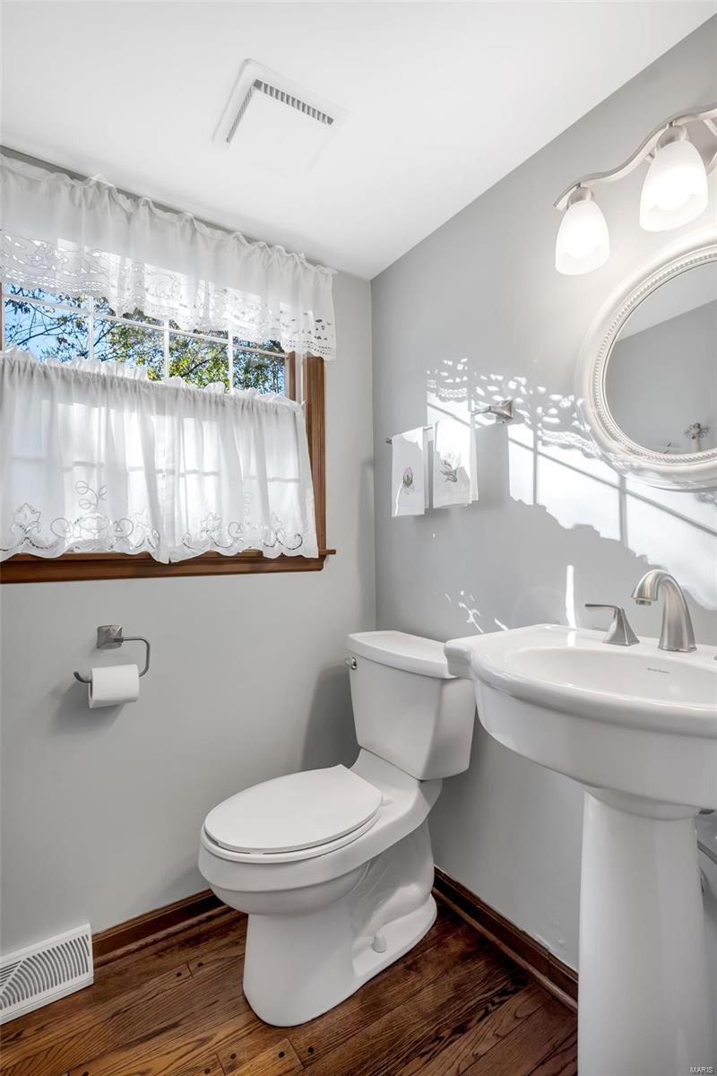 Webster Groves, Missouri 63119, United States, 4 Bedrooms Bedrooms, ,3 BathroomsBathrooms,Residential,Pending,33617