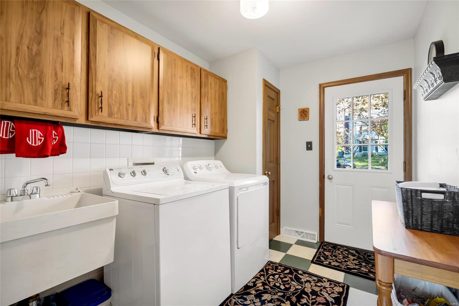 Webster Groves, Missouri 63119, United States, 4 Bedrooms Bedrooms, ,3 BathroomsBathrooms,Residential,Pending,33617