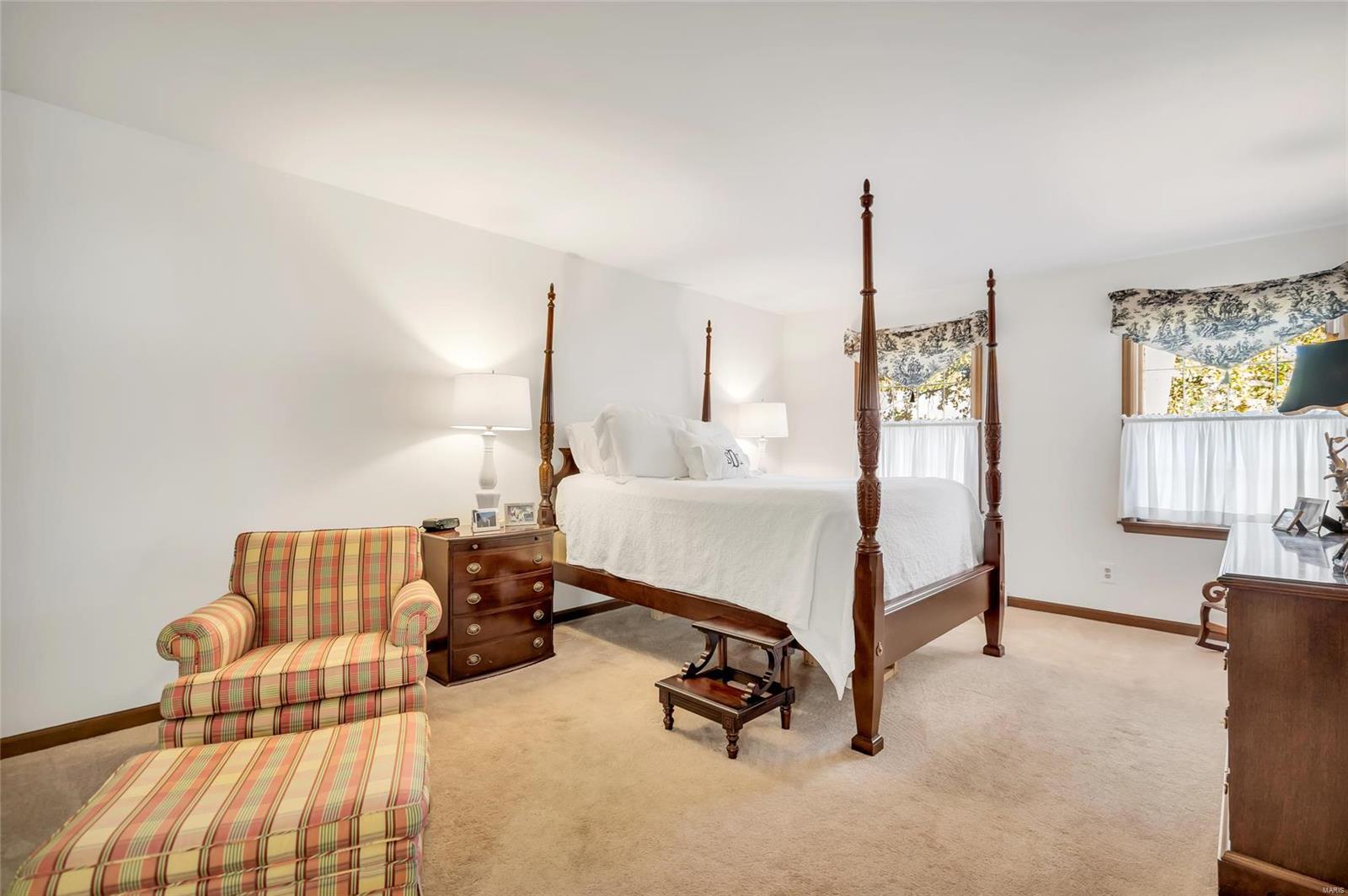 Webster Groves, Missouri 63119, United States, 4 Bedrooms Bedrooms, ,3 BathroomsBathrooms,Residential,Pending,33617