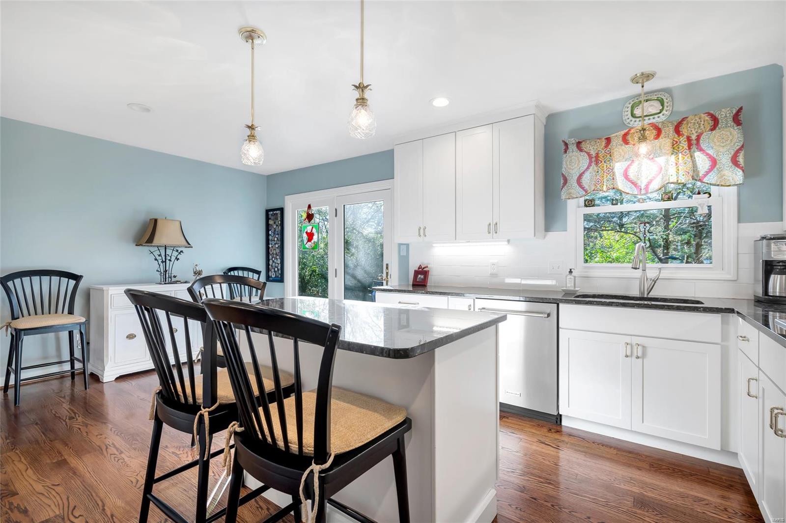 Webster Groves, Missouri 63119, United States, 4 Bedrooms Bedrooms, ,3 BathroomsBathrooms,Residential,Pending,33617