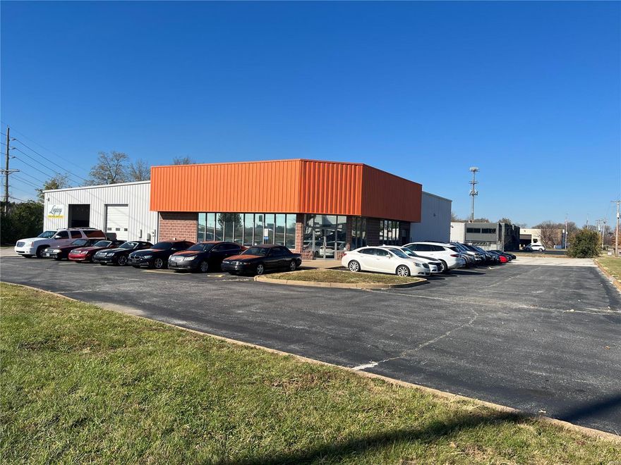 *Industrial Freestanding Building with Office and Warehouse Space
*10,960 sq ft 
*18' Ceilings 
*4 Docks 
*1 Drive-in 8x8 
*Corner Lot
*Fenced Lot
*I-70 Visibility
*Excellent Condition Location: Business Park, Corner Location, High Traffic, Hwy/Interstate Frntg, Industrial Park, Industrial Area