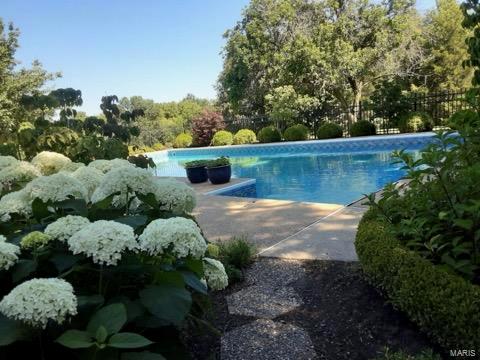 Chesterfield, Missouri 63005, United States, 4 Bedrooms Bedrooms, ,3 BathroomsBathrooms,Residential,Pending,34566