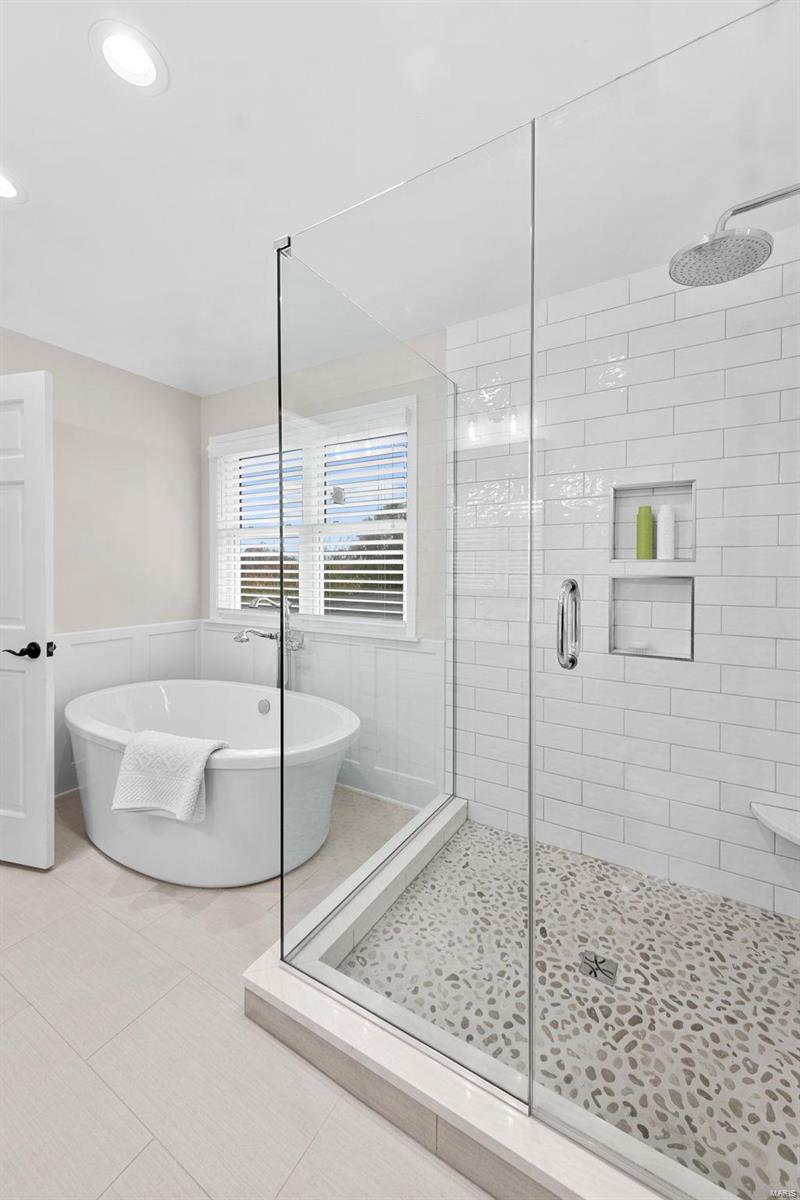 Chesterfield, Missouri 63005, United States, 4 Bedrooms Bedrooms, ,3 BathroomsBathrooms,Residential,Pending,34566