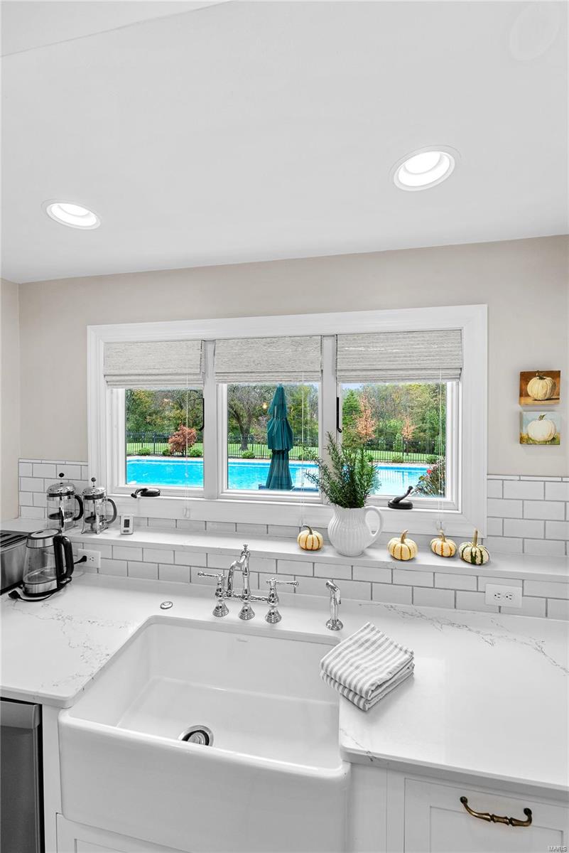 Chesterfield, Missouri 63005, United States, 4 Bedrooms Bedrooms, ,3 BathroomsBathrooms,Residential,Pending,34566