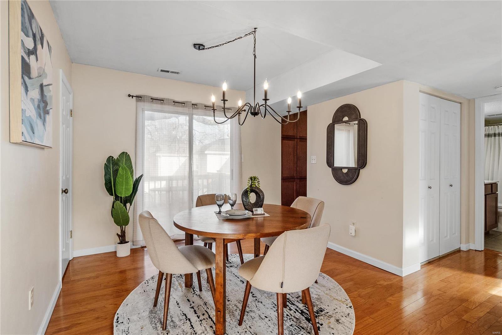 St Louis, Missouri 63144, United States, 2 Bedrooms Bedrooms, ,2 BathroomsBathrooms,Residential,Pending,26072