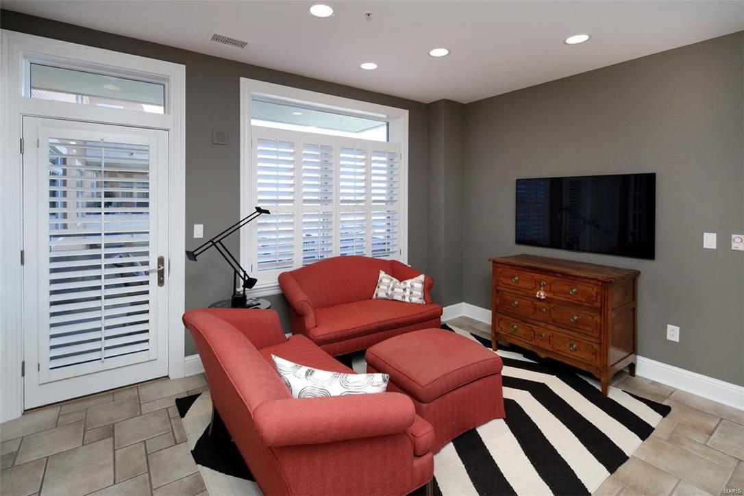 Residence At 800 S Hanley A Condo - Residential