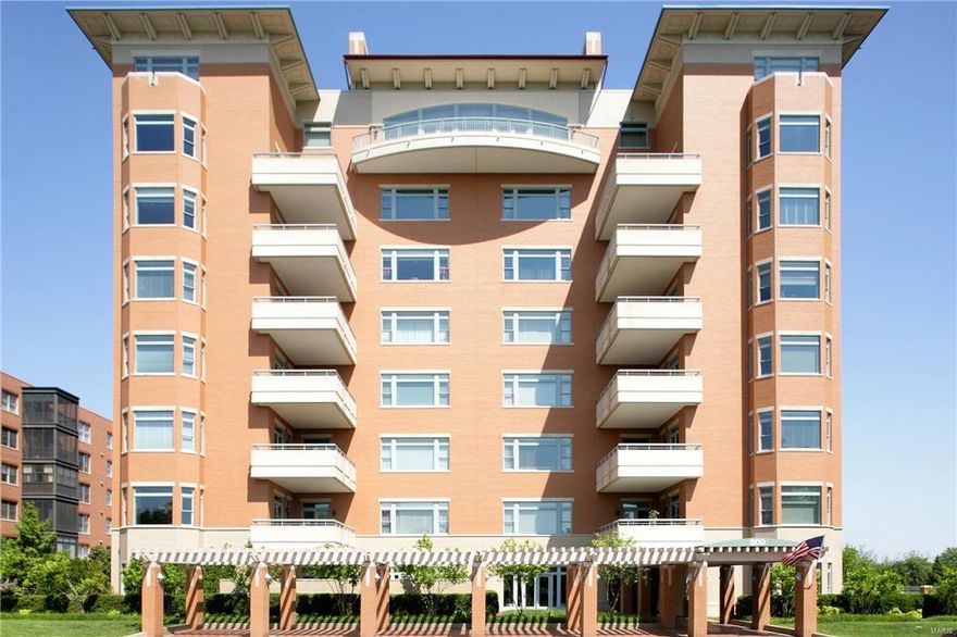 Beautifully transformed 3447 sq  ft condo in the highly desirable Residence. Wonderful 3 bedroom, 3.5 bath unit with high-end finishes, great colors, plantation shutters, beautiful moldings, open floor plan and wonderful light. Lovely large living room with gas fireplace, separate dining room and 2 outdoor patios with great views. Large kitchen has heated floors, high-end stainless appliances, granite, center island, sitting and dining areas. Each bedroom has en-suite baths and the spacious master suite has incredible closets, his and her baths and an office area. Lots of storage, laundry in unit and 4 GARAGE SPACES. Doorman, lobby, pool, party room, exercise room and rental rooms for guests, etc.  THIS IS AN EXCEPTIONAL MOVE-IN READY CONDO. 

INC: Attached TVs in LR, MBR & KIT, washer & dryer, full length framed mirror outside closet in lady's master bath and five black planters on south patio.  EXC: wine cooler in kitchen. SELLER PREFERS TO CLOSE ON 10/19/16. Location: Upper Level