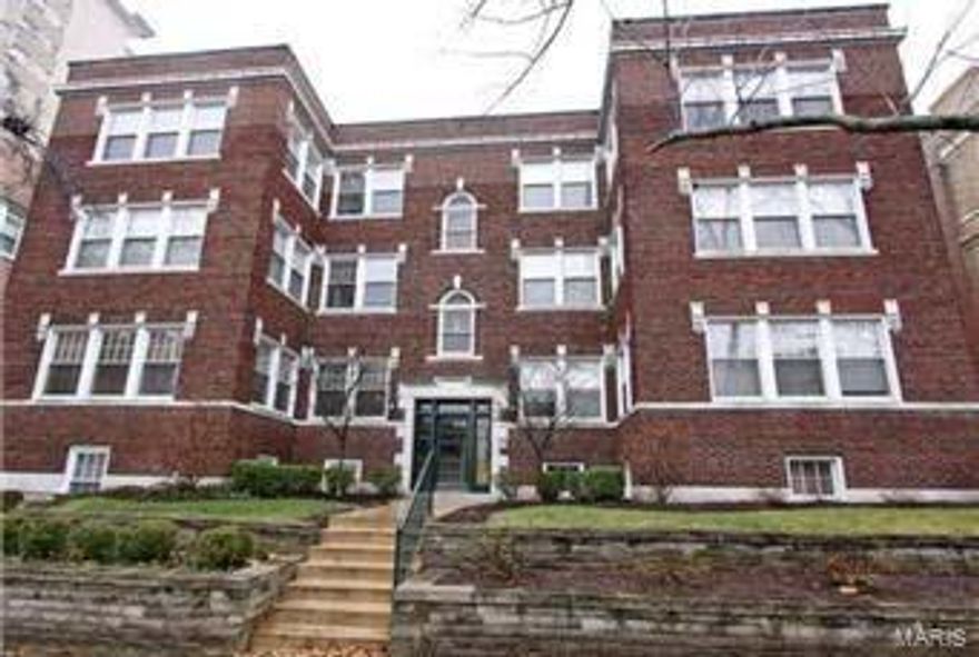 Gorgeous updated condo in sought after DeMun neighborhood. Open Floorplan, 9Ft Ceilings, gleaming wood floors, large living room which opens to spacious dining room which opens to gourmet kitchen.  Chef delight of a kitchen with 42" maple cabinets, granite counter tops, stainless steel appliances including refrigerator, gas oven/range, under mount deep sink and large breakfast bar with pendant lights! Master bedroom suite with wood floors, double closet, ceiling fan and canned lights, full bath with whirlpool tub. 2 additional bedrooms with hardwood floors and canned lights. Hall full bath features tall shower.  Lovely deck for outside entertaining or relaxing. Laundry closet with washer/dryer. 1 car space in detached garage.  Walk to Forest Park and DeMun area eateries and shops. Location: City, End Unit, Industrial Park, Upper Level