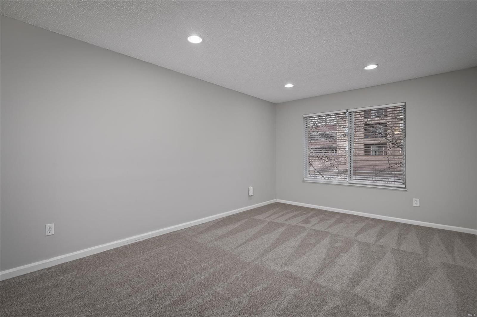 Carriage House Manor Condo Ph - Residential