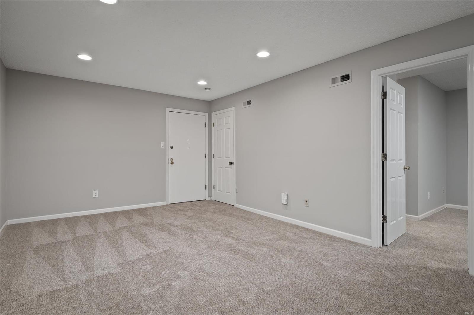 Carriage House Manor Condo Ph - Residential