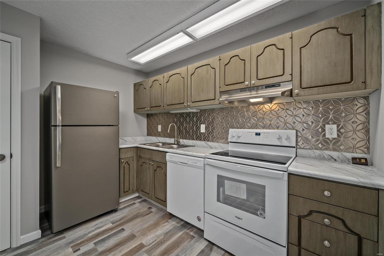 Carriage House Manor Condo Ph - Residential