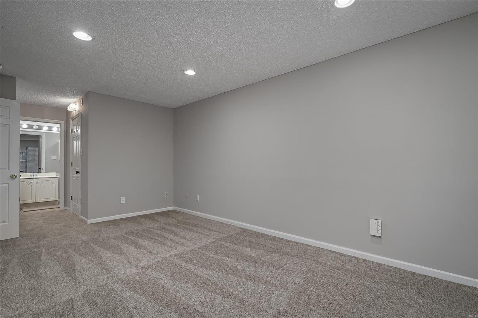 Carriage House Manor Condo Ph - Residential
