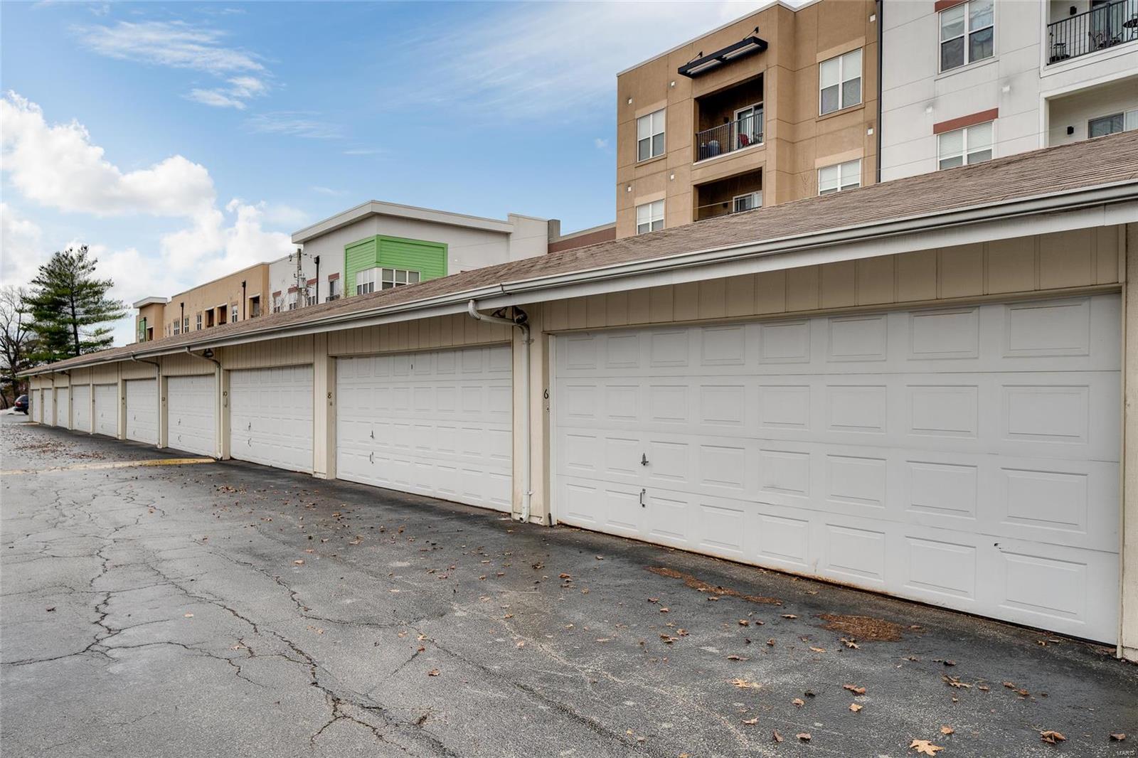 Carriage House Manor Condo Ph - Residential