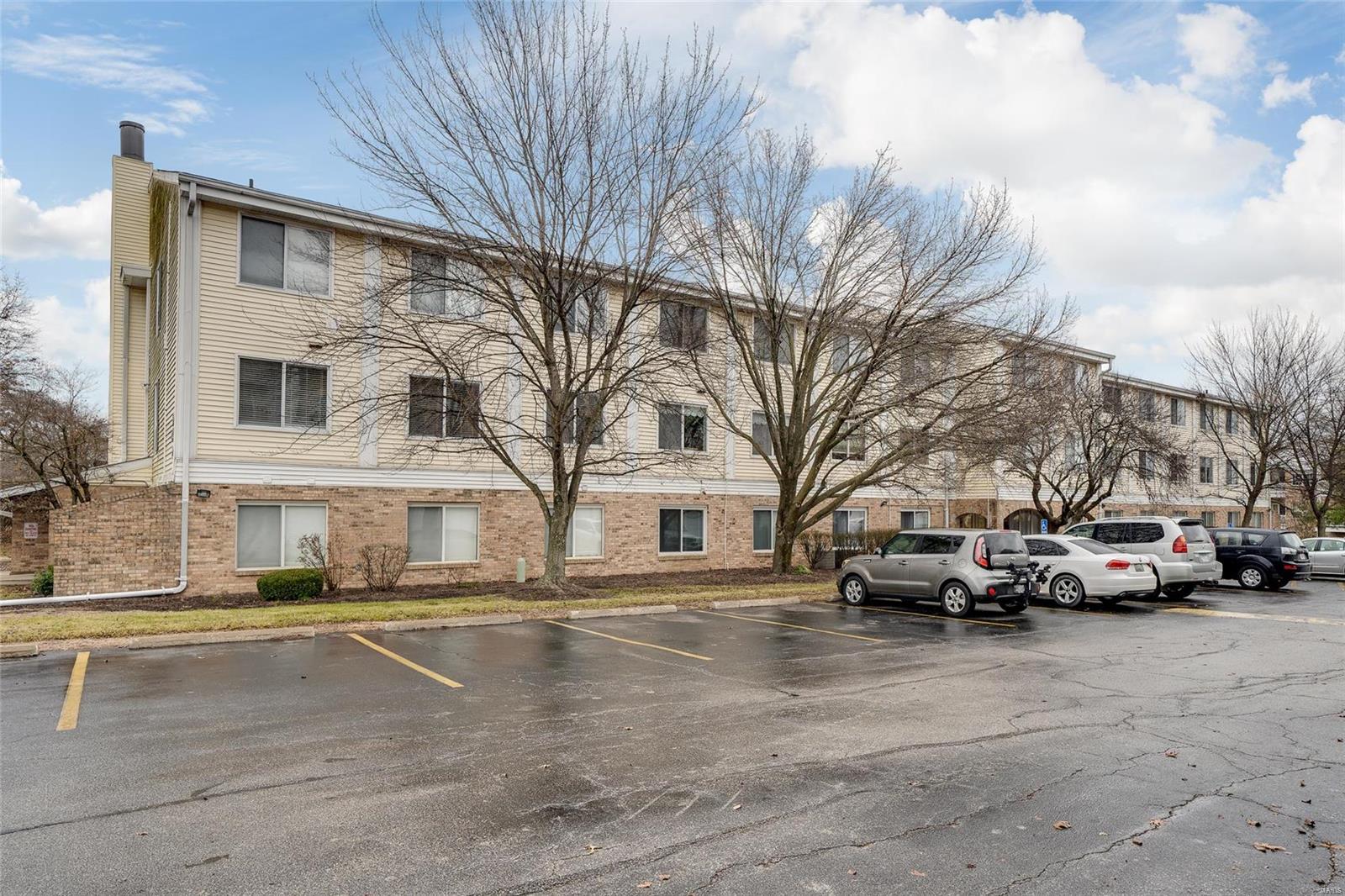 Carriage House Manor Condo Ph - Residential