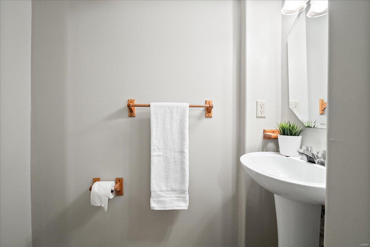 Ballwin, Missouri 63021, United States, 5 Bedrooms Bedrooms, ,3 BathroomsBathrooms,Residential,Pending,77619