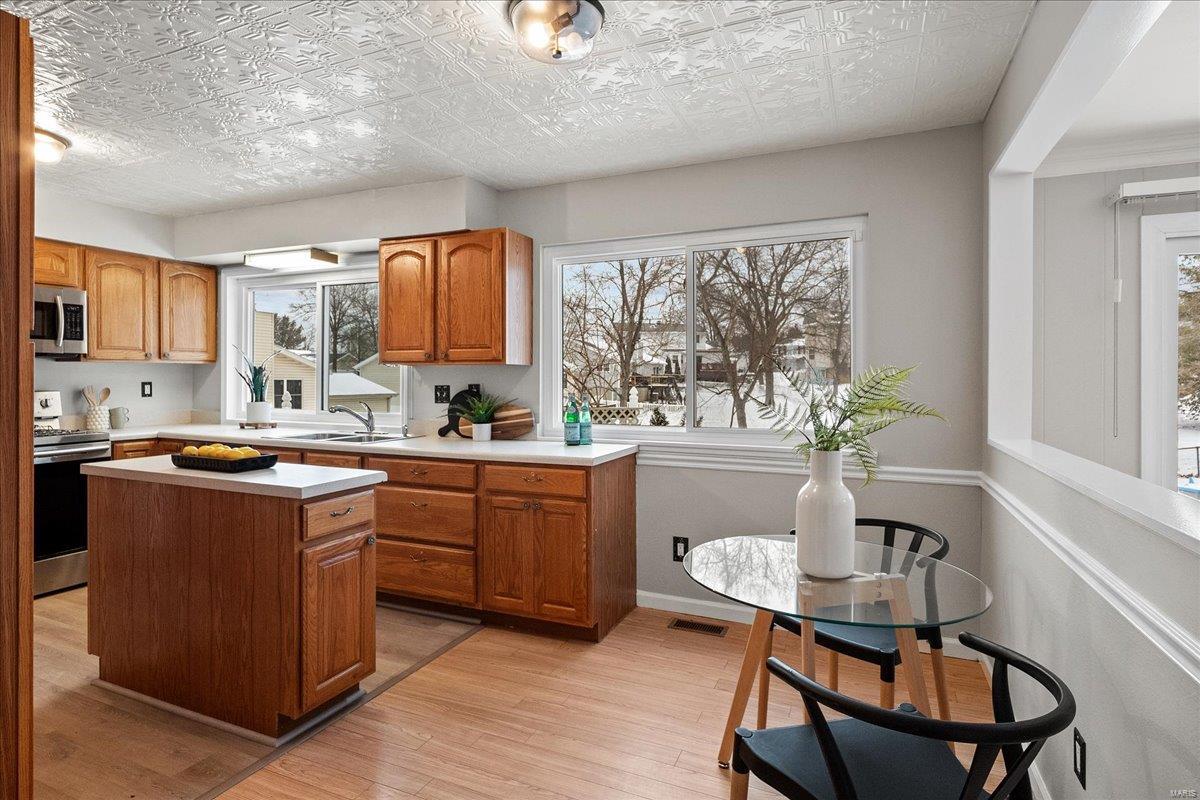 Ballwin, Missouri 63021, United States, 5 Bedrooms Bedrooms, ,3 BathroomsBathrooms,Residential,Pending,77619