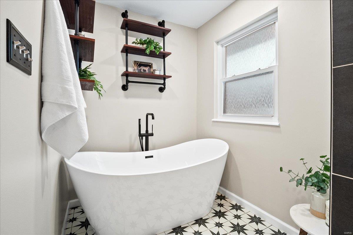 Ballwin, Missouri 63021, United States, 5 Bedrooms Bedrooms, ,3 BathroomsBathrooms,Residential,Pending,77619