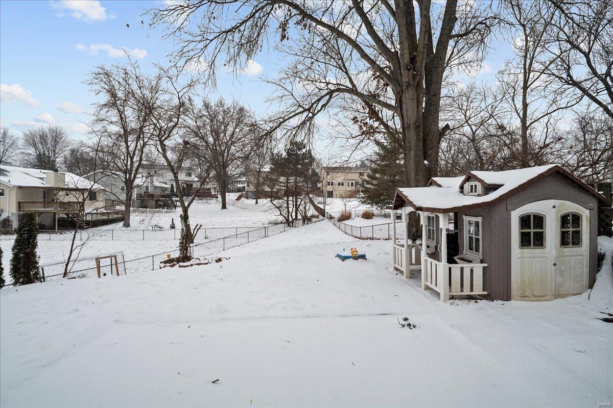 Ballwin, Missouri 63021, United States, 5 Bedrooms Bedrooms, ,3 BathroomsBathrooms,Residential,Pending,77619