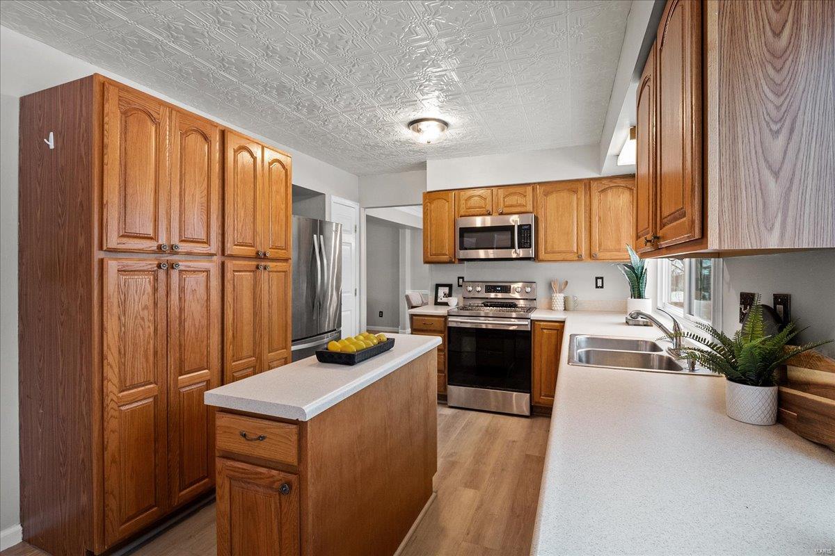 Ballwin, Missouri 63021, United States, 5 Bedrooms Bedrooms, ,3 BathroomsBathrooms,Residential,Pending,77619